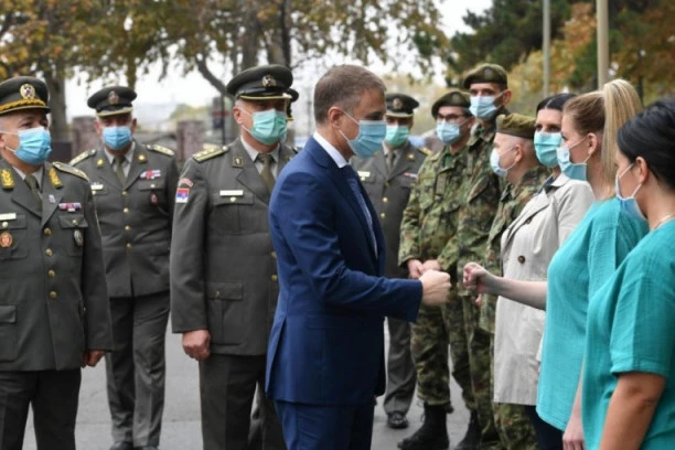 MINISTAR STEFANOVIĆ OBIŠAO VOJNE KOVID BOLNICE U NOVOM SADU I BEOGRADU: Ljudi koji ovde rade danonoćno kičma su našeg sistema odbrane