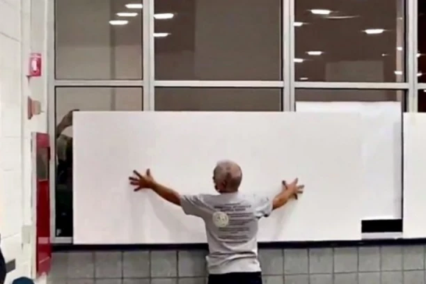 (VIDEO) U SAD KAO U KOTLU! Grupa ljudi vrišti "zaustavite glasanje", dok radnici lepe kartone na prozore da se ne vidi brojanje listića!