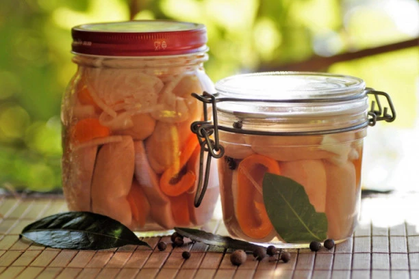 Iskusne domaćice ljubomorno čuvaju ovaj starinski recept: Veštački konzervansi su ŠTETNI po zdravlje, ubacite u turšiju OVO i trajaće cele zime!