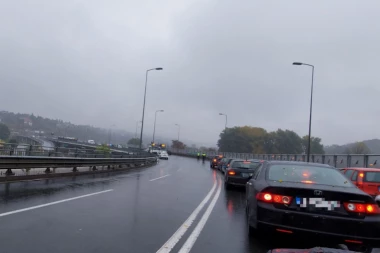 (FOTO SA MESTA NESREĆE) Prešao u drugu traku i zakucao u 3 automobila: SAOBRAĆAJ PARALISAN nakon lančanog na mostu na Adi!