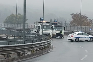 TEŠKE POVREDE! Lančani sudar na mostu na Adi, vozač prevezen u Urgentni centar!