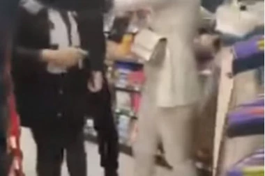 (FOTO, VIDEO) GAĐALE SE MLEKOM! Tuča žena u podgoričkoj prodavnici, a razlog će vas baš NASMEJATI