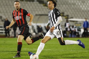 (FOTO) LJUDINA IZ HIMSKE: Markec donirao svoj dres, novac od prodaje namenjen malom Oliveru!