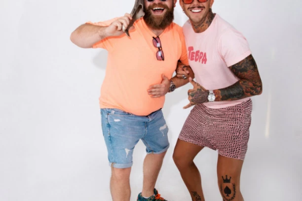 NJIH DVOJE SIGURNO NISTE OČEKIVALI NA ISTOM MESTU U ISTO VREME: Đus i Mama Džehva u “Ustanku“ na RED TV-u!