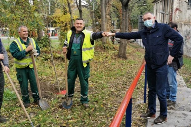 NA INICIJATIVU GRAĐANA! Na Savskom vencu zasađeno drveće: Predsednik opštine poručio da će nastaviti odgovorno da rade svoj posao