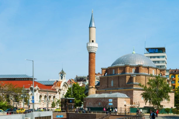 NAPADAČI PUCALI NA DŽAMIJU UOČI ZAVRŠETKA RAMAZANA: Policija na licu mesta, muslimanska zajednica ostala bez reči