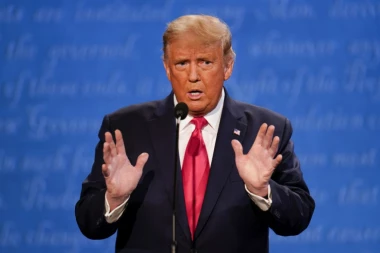 TRAMP U VELIKIM PROBLEMIMA: Napuštaju ga najbliži saradnici