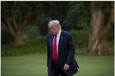 (VIDEO) Tramp prvi put nakon izbora izašao u javnost: Pokunjen i utučen jedva odao poštu stradalim borcima