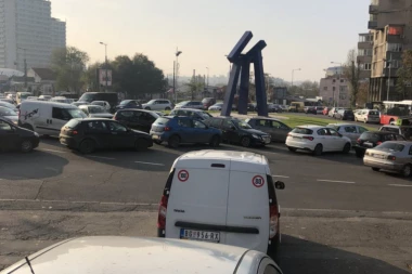 (FOTO) ZADUŠNICE NAPRAVILE HAOS U BEOGRADU! Potpuni kolaps kod Novog groblja