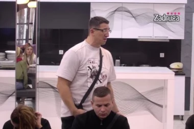 (VIDEO) ŠOK! GLEDA ME U BOKSERICAMA, MAZI ME U PROLAZU! Kristijan priznao koja cimerka je BACILA OKO NA NJEGA!