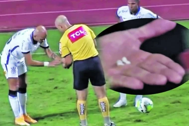UZNEMIRUJUĆE SCENE NA UTAKMICI: Sudija skupljao ZUBE fudbalera po terenu!