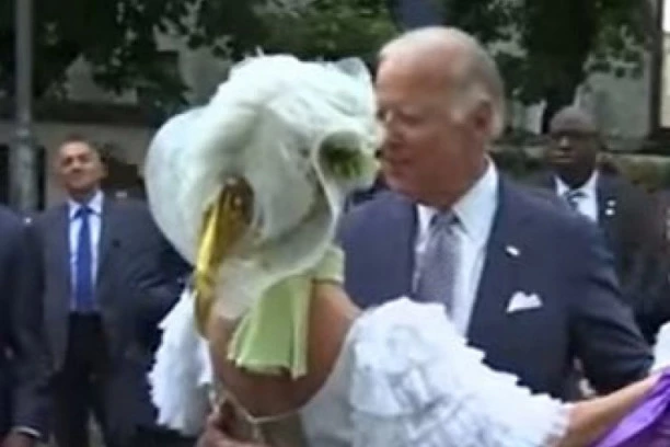 (VIDEO) BAJDEN PLESAO SA LJILJANOM: Ovako se novoizabrani predsednik SAD svojevremeno provodio U SKADARLIJI!