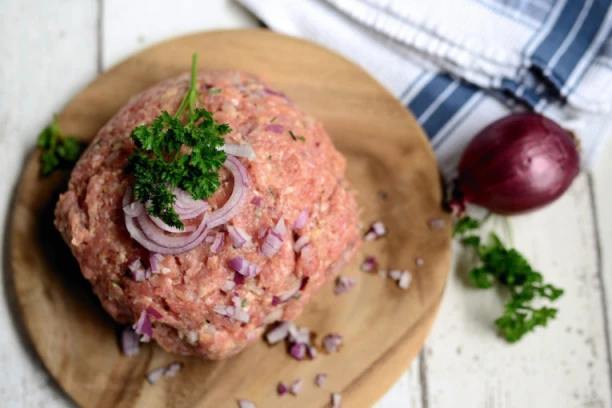 BACITE MLEVENO MESO iz zamrzivača da se ne biste otrovali! Evo koliko dugo sme da stoji smrznuto