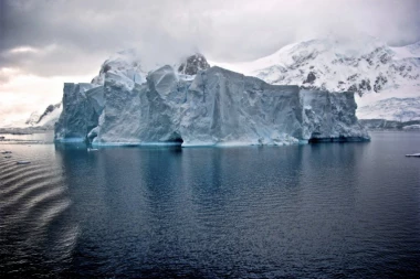 NAUČNICI NA NOGAMA! Odlomila se ogromna santa leda na Antarktiku! Pogledajte OVO! Nastala pukotina od 14 km! (FOTO/VIDEO)