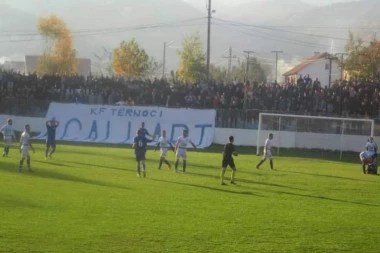 (FOTO) ŠTA TO BEŠE KORONA? Hiljadu ljudi na fudbalskom meču na jugu Srbije!