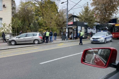 (FOTO) UŽAS OD RANOG JUTRA! Sudar u Bulevaru oslobođenja: Od zastoja u saobraćaju se stvara mučnina!
