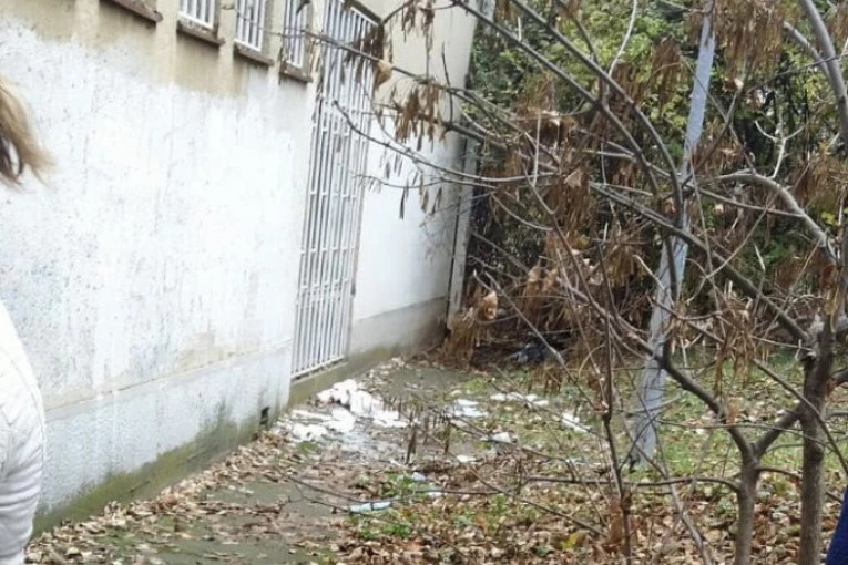 (FOTO) REPUBLIKA NA MESTU NESREĆE! Muškarac PAO KROZ PROZOR ambulante u Železniku: Očevici otkrili ŠTA JE PRETHODILO!