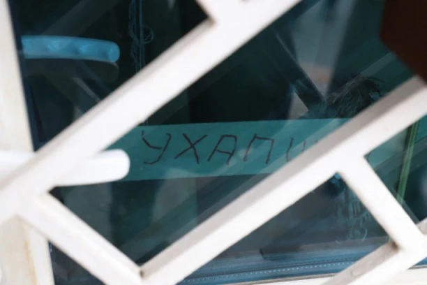 (FOTO) DOLAZILI IZ NEMAČKE DA IH MOMA PRSKA VODICOM: Nadrilekar Momčilo Deljanin PREVARIO STOTINE I POBEGAO