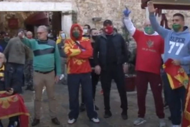 (FOTO, VIDEO) BRUKA I SRAMOTA: Crnogorci se i dalje inate, ne daju našem ambasadoru ni venac da položi