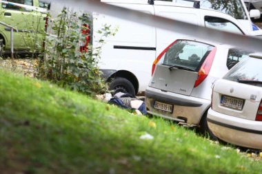 (FOTO) PRVE FOTOGRAFIJE I SNIMCI UŽASA U JERKOVIĆU: Leš muškarca na pločniku, policija blokirala Beograd!
