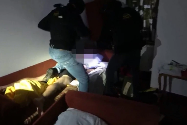 (VIDEO) SILOVITA AKCIJA! Policija upala u sobu i zatekla bandite : Ovo je snimak hapšenja NAPADAČA NA ALIBEGA!
