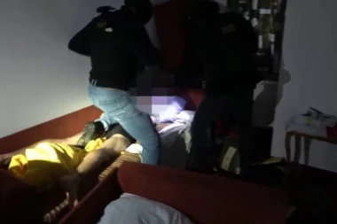 (VIDEO) SILOVITA AKCIJA! Policija upala u sobu i zatekla bandite : Ovo je snimak hapšenja NAPADAČA NA ALIBEGA!