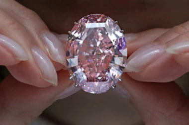 SAN SVAKE ŽENE: Prodat izuzetno redak ljubičasto-ružičasti dijamant, od "cifre" glava boli