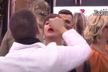 (VIDEO) HAOS U BELOJ KUĆI! ĐEDOVIĆ GURAO BOMBONE MILJANI U USTA! Obezbeđenje uletelo, umešali se i zadrugari, nastao KARAMBOL!