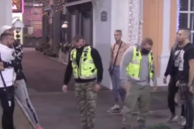 (VIDEO) TRESLI SE ŠIMANOVCI! ZADRUGARI U ŽESTOKOM OKRŠAJU: Obezbeđenje uletelo u Belu Kuću, hitnom intervencijom sprečili STRAŠNU STVAR - SLEDI IM DISKVALIFIKACIJA?!