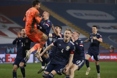 (VIDEO) DOK SRBIJA TUGUJE, ONI SLAVE: Golman Maršal dobio pesmu, fudbaleri Škotske u totalnoj ekstazi "rasturili" beogradski hotel!