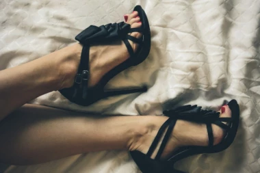 DA LI VAS ŠTIKLE "UBIJAJU"? Ovih 10 trikova će vam olakšati život i uživaćete u svojim omiljenim cipelama!