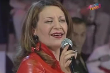 (FOTO) DANAS  MLATI PARE  I UVEK JE U TRENDINGU: Ovako je folkerka izgledala na početku karijere, a danas je neprepoznatljiva!