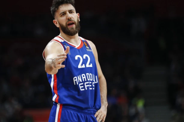 SRBIN UNIŠTIO GRKE: Micić maestralan u ubedljivoj pobedi Efesa!