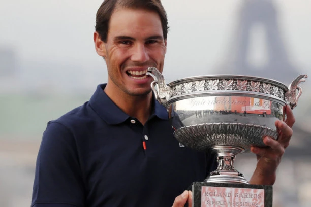 ŽELIM NADALU 30 ROLAN GAROSA: Teniska IKONA zabila PRST U OKO Đokoviću i Federeru