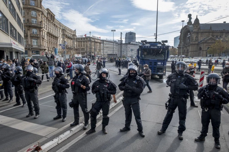UMESTO UŽIVANJA, ZEMLJI SE SPREMA HAOS! Nemačku za prvi maj očekuju NAJVEĆI protesti do sada, policiji potrebna pomoć kolega iz cele države!