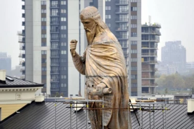 (FOTO) "RADITE POSAO ZA ISTORIJU" Oni uređuju Savski trg i postavljaju spomenik Stefanu Nemanji - zaslužuju jedno veliko "HVALA"
