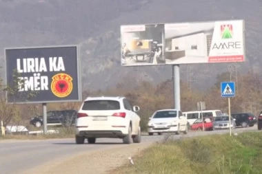 (VIDEO) Šiptari ne prestaju sa provokacijama: Na ulazu u Gračanicu osvanuo ogroman OVK bilbord
