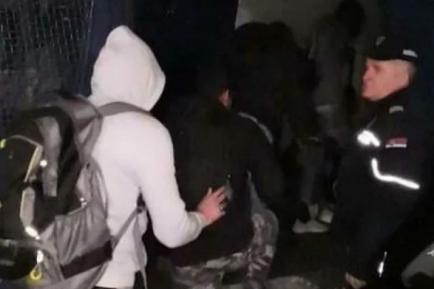 (VIDEO) Uhapšeni migranti u Sremčici: Upadali ljudima u kuće, neprijavljeno boravili