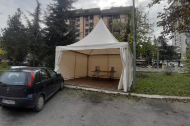 (FOTO) NEMA VIŠE KILOMETARSKIH REDOVA: Šatori ispred kovid ambulanti, građanima se olakšava čekanje