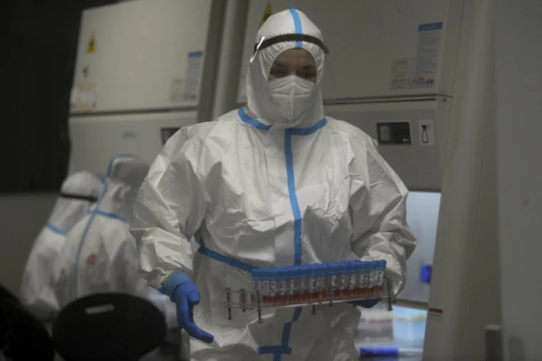 NAUKA OTKRILA! Britanski soj korone, ipak, ne izaziva teže forme kovida!