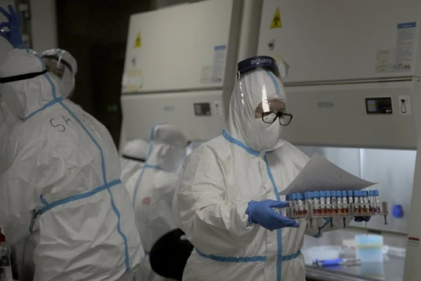 NOVI DOKAZI: KORONA JE ISCURELA IZ LABORATORIJE?! Amerikanci tvrde: Epidemiolog naručio rad da bi opovrgao ovu teoriju!