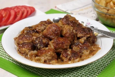 (RECEPT) Fantastičan ručak: Ćufte na prženom luku