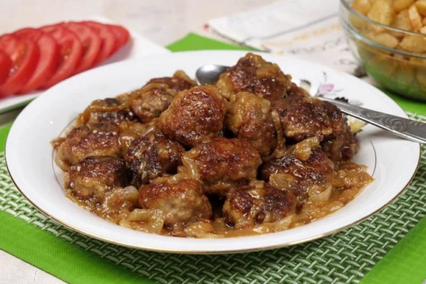 (RECEPT) Fantastičan ručak: Ćufte na prženom luku