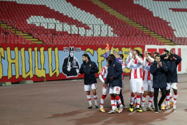 BAKLJE I NAVIJAČI NA STADIONU: Zvezdu čeka kazna od FSS!