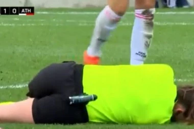 (VIDEO) Haos na utakmici u Blibau: FUDBALERKA NOKAUTIRALA SUDIJU!