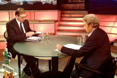 (FOTO) NEOČEKIVANI GOST U "ĆIRILICI": Osim Vučića i Marića za stolom JOŠ JEDNA OSOBA SA POSEBNIM ZADATKOM!