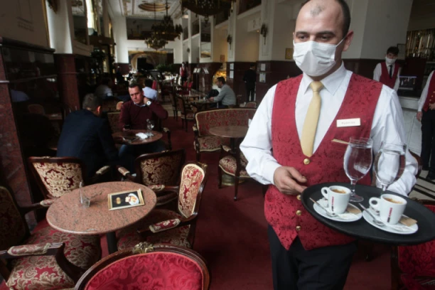 ŠEF GA JE POZVAO U TRI UJUTRO DA GA OBAVESTI DA MORA DA RADI NA SLOBODAN DAN! Odgovor ovog radnika postao je pravi HIT!