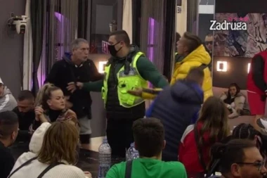 (VIDEO) HAOS U ZADRUZI NE PRESTAJE! Ušao u okršaj sa Lepim Mićom: POPEO SE NA STO I URADIO ONO ŠTO NIJE SMEO - SLEDI MU DISKVALIFIKACIJA?