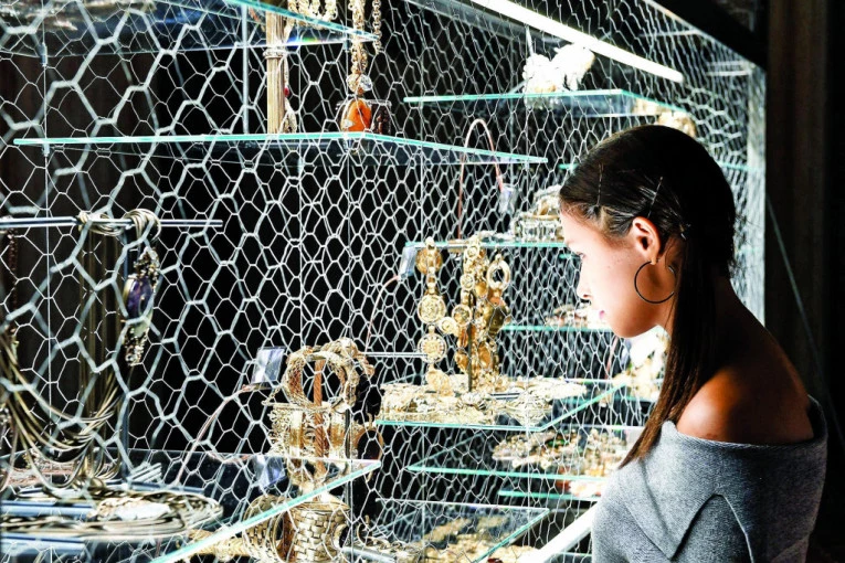 ZA DVA MINUTA UKRALI NAKIT VREDAN MILION EVRA! Spektakularna pljačka "pink pantera" - KOLIMA SE ZAKUCALI U TRŽNI CENTAR, A ONDA FILMSKA SCENA! (VIDEO)