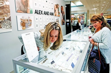 UŽAS! UIGRANI LOPOVI SNIMLJENI KAMEROM U AKCIJI: Bračni par sa sinom krade po zlatarama širom Srbije!